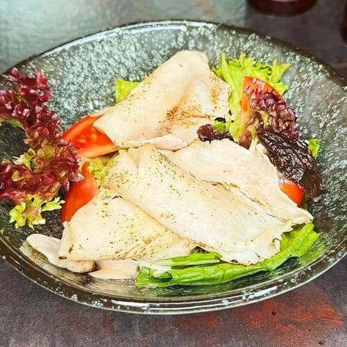 Салат с индейкой и соусом вителло тоннато