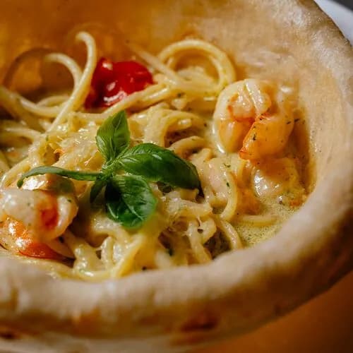 Паста с креветками, томатами и соусом песто