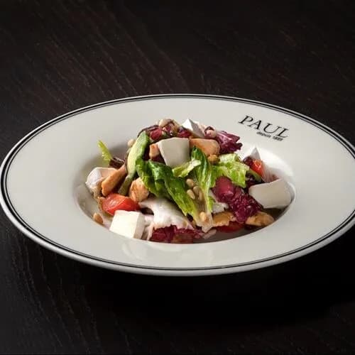 Салат с курицей, авокадо и сыром бри