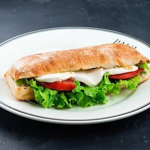 Сэндвич с томатами и моцареллой