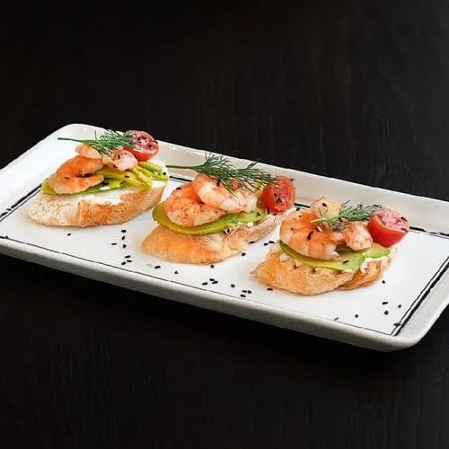 Брускетта с креветками и авокадо