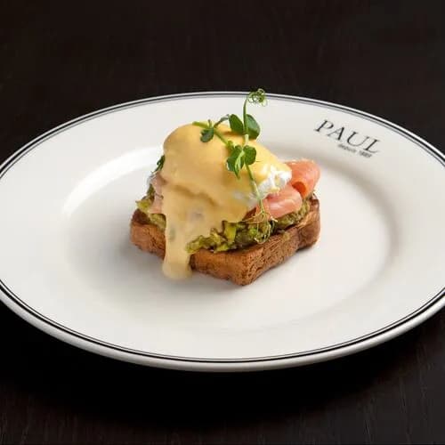 Бенедикт с лососем и гуакамоле