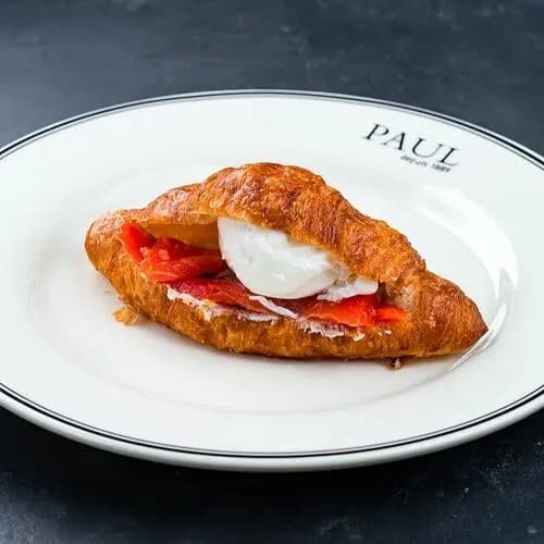 Круассан с лососем и яйцом пашот