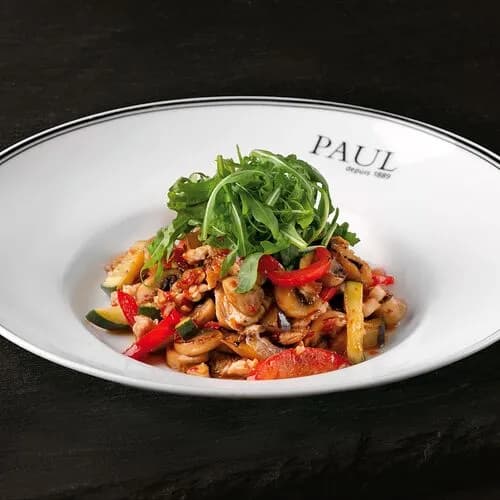 Теплый салат с индейкой и овощным соте