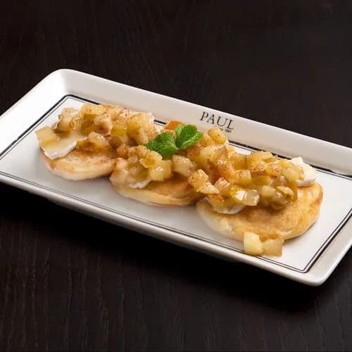 Панкейки с карамелизированной грушей и сыром бри