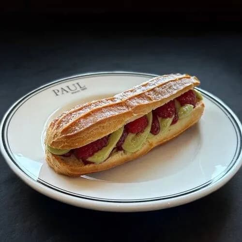 Эклер фисташка-малина