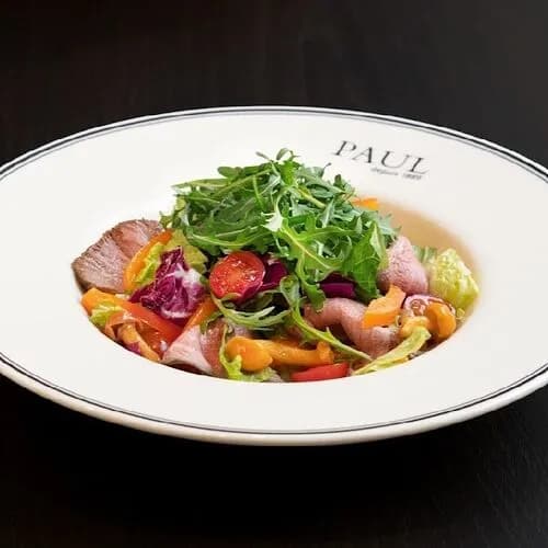 Салат с ростбифом и яйцом пашот