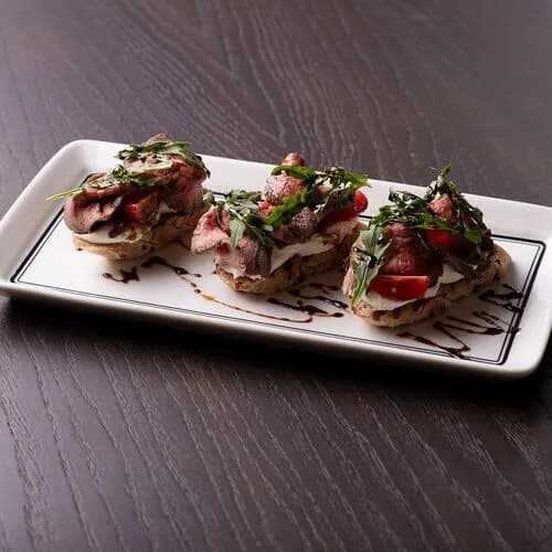 Брускетта с ростбифом и карамелизированным луком