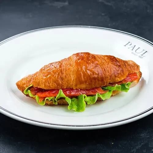 Круассан с лососем