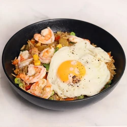 Жареный рис с креветками и ананасом