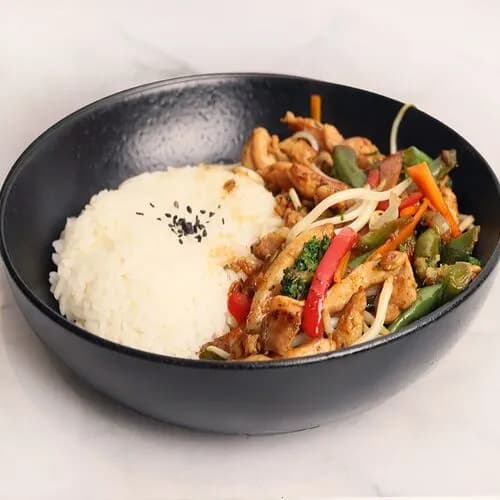 Цыпленок со свежими овощами и рисом