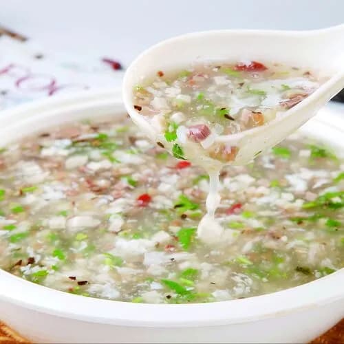 Суп с кусочками говядины и яичными хлопьями