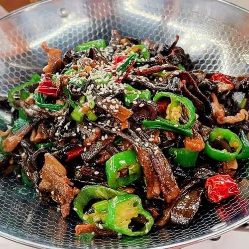 Жареная свиная грудинка с грибами и перцем чили