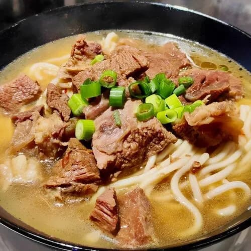 Лапша с кусочками тушёной говядины