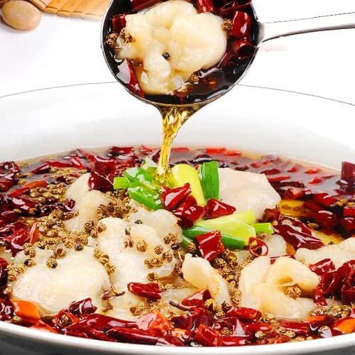 Отварные кусочки карпа с овощами в остром соусе