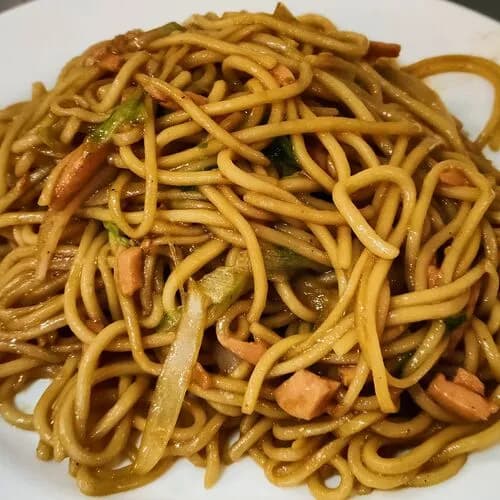 Жареная лапша с ветчиной