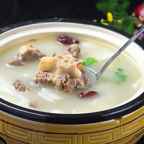 Суп с кусочками говяжьего хвоста и дайконом