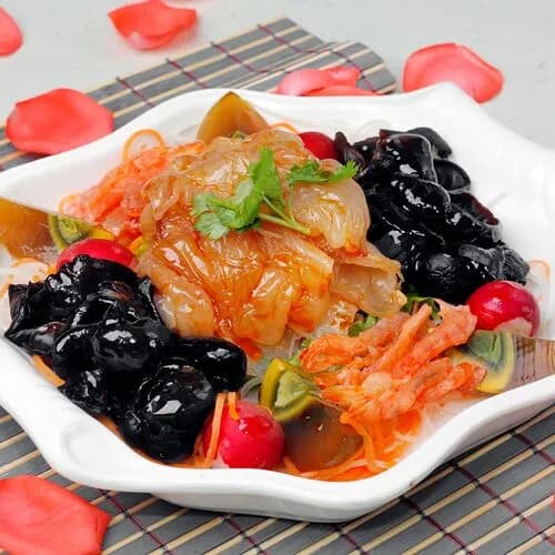 Овощной салат с креветками и арахисом в остром уксусе