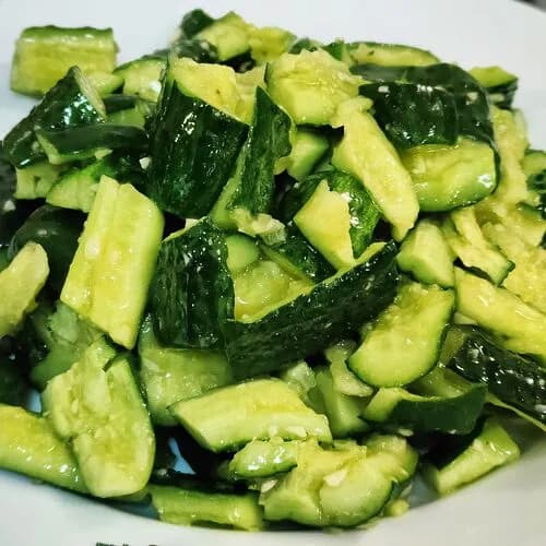 Салат из битых огурцов с чесноком