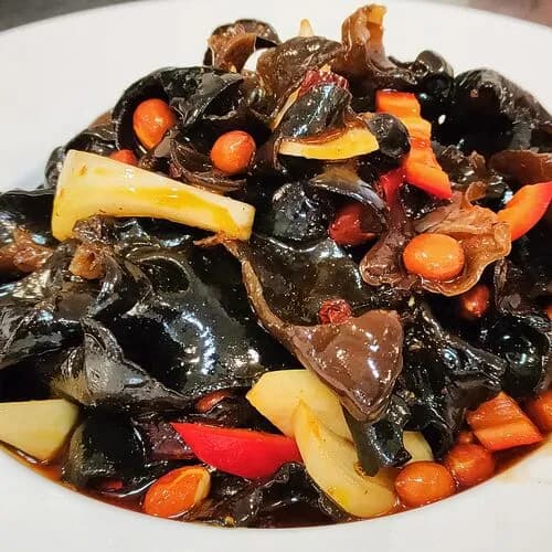 Острые древесные грибы в кисло-сладком соусе