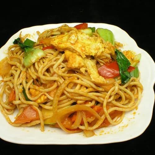 Жареная лапша с помидором и яйцом