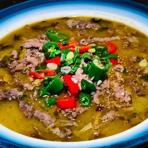 Тушеные ломтики говядины с квашеной капустой