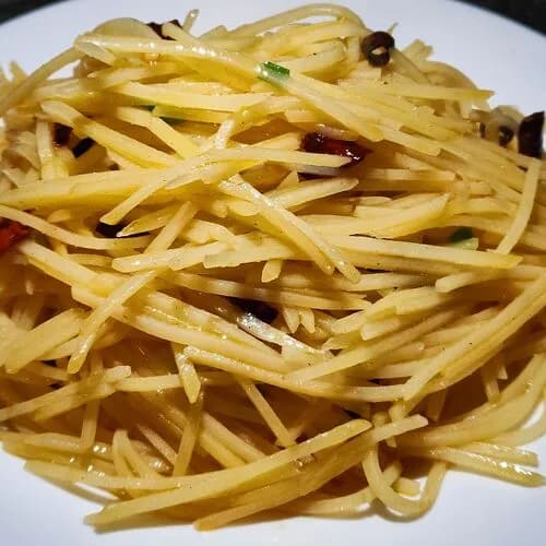 Жареный шинкованный картофель в кисло-остром соусе