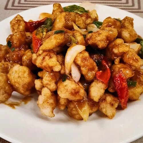 Жареные кусочки свинины в кисло-сладком соусе с зеленым перцем