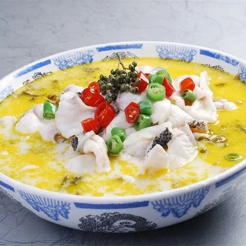 Отварные кусочки карпа с квашеной капустой в слабо-остром соусе