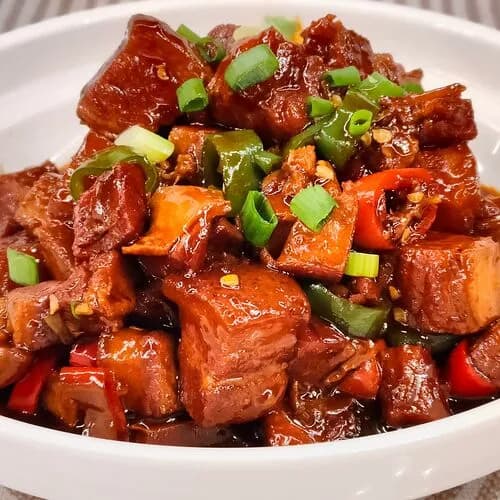 Тушеные свиные кусочки грудинки в соевом соусе