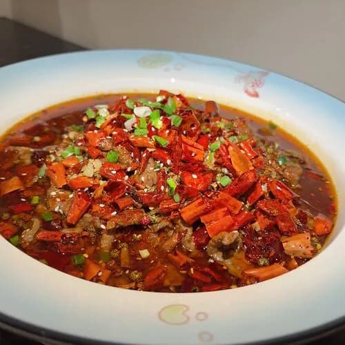 Кусочки отварной говядины в остром соусе по-сычуаньски