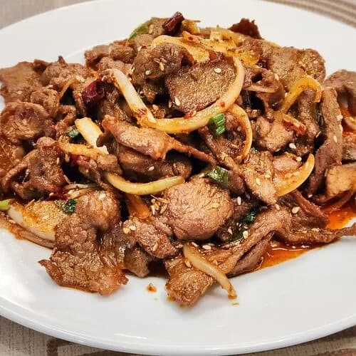 Жареные ломтики баранины с тмином