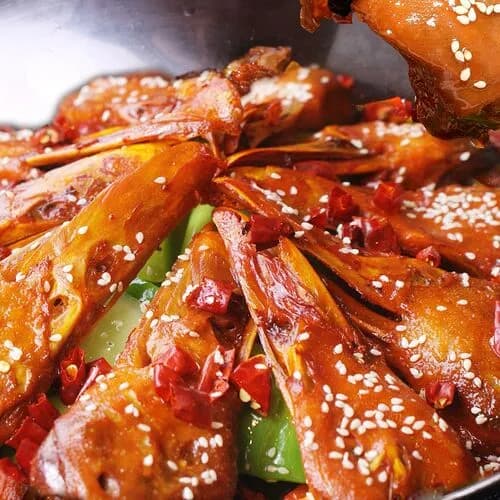 Утиная голова на сковороде