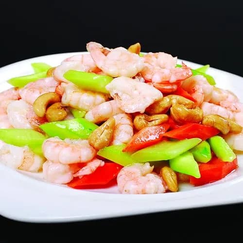 Жареные креветки с кешью и сельдереем