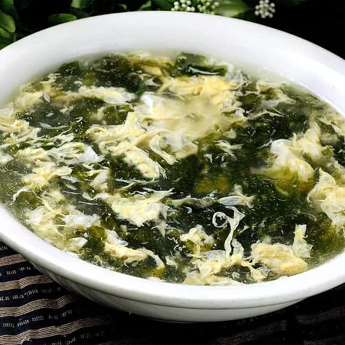 Суп с яичными хлопьями и морскими водорослями