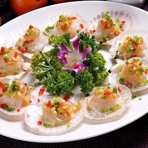 Морские гребешки с рисовой лапшой и соевым соусом