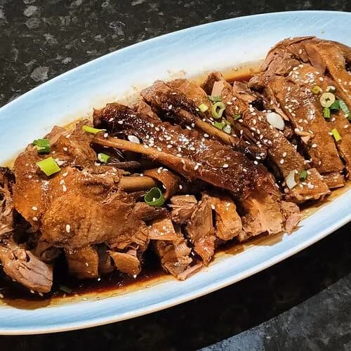 Нарезанное утиное мясо в соевом соусе
