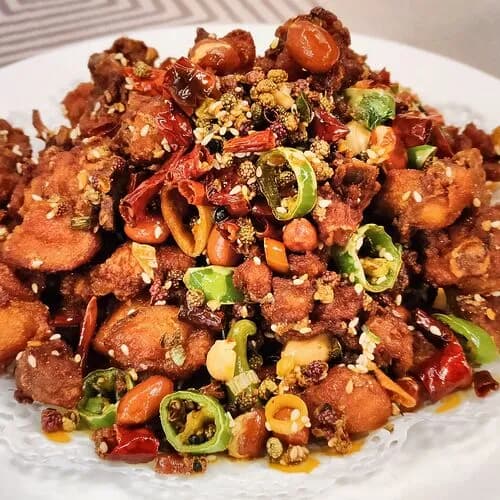 Жареная куриные кусочки с перцем чили