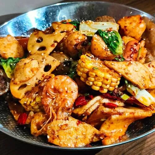 Обжаренные мясные фрикадельки с овощами в остром соусе