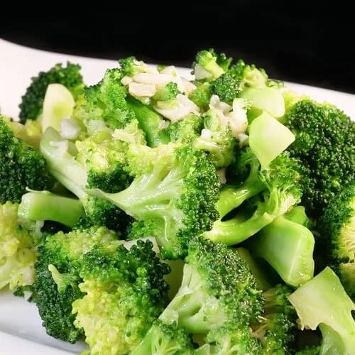 Жареные брокколи с чесноком