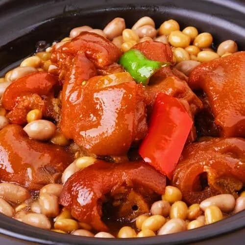 Тушеные свиные ножки с арахисом