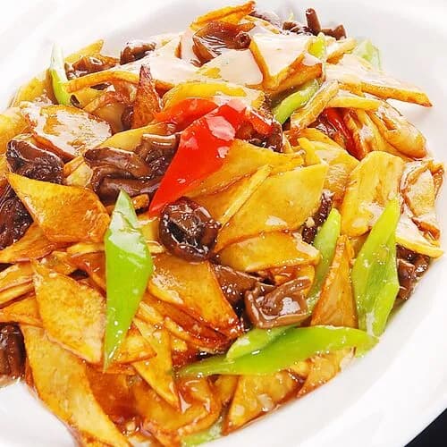 Жареные грибы с ломтиками картофеля