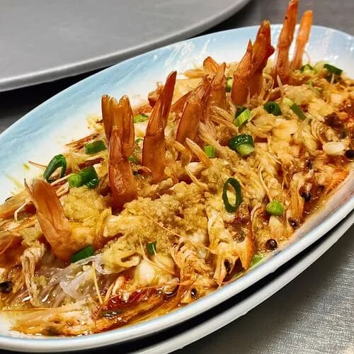 Рисовая лапша с креветками и чесноком