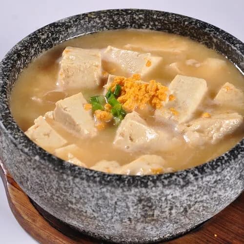 Вареный тофу с луком