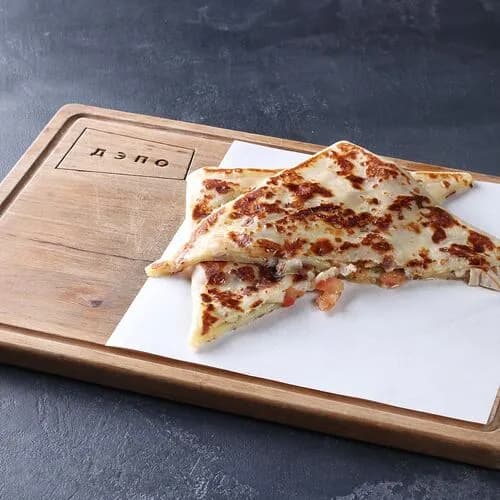 Блин №53 с индейкой, томатом, сыром моцарелла и соусом песто