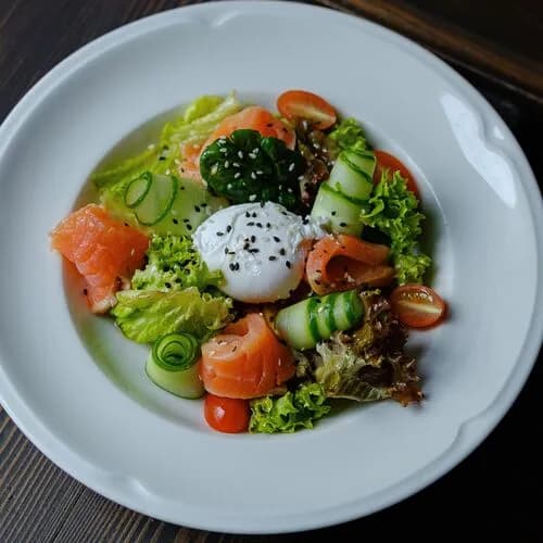 Салат с лососем и яйцом пашот