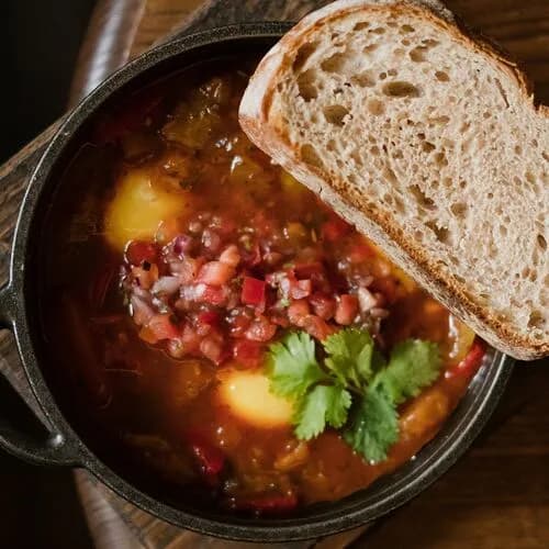 Шакшука с томатной сальсой