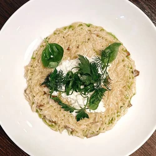 Орзо с боровиками и страчателлой