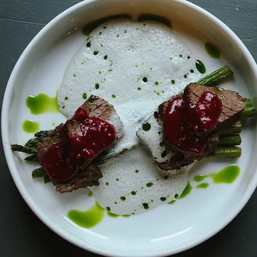 Говядина со спаржей и малиновой горчицей