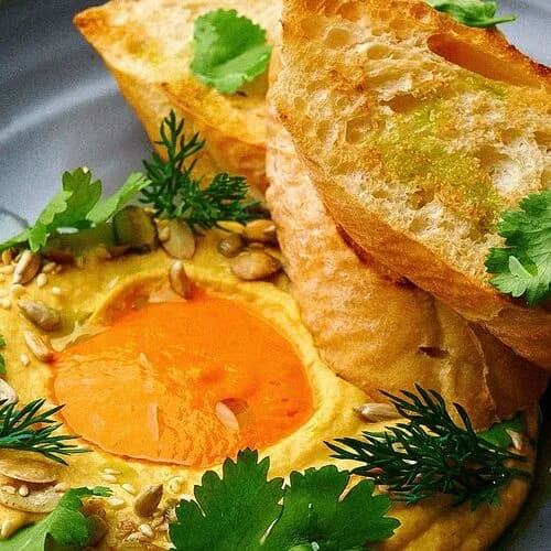 Хумус с соусом из печеного перца